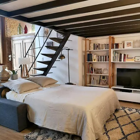아파트 Authentic Loft With Mezzanine & Exposed Stones Heart Of