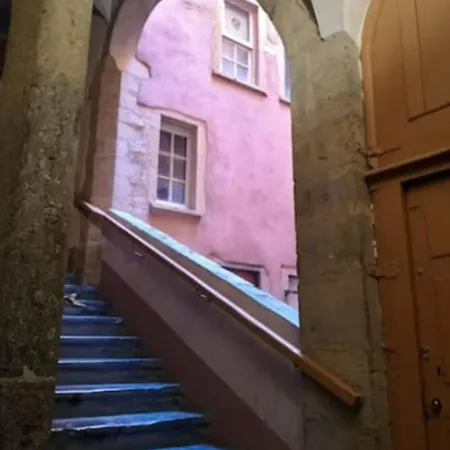 Authentic Loft With Mezzanine & Exposed Stones Heart Of 아파트